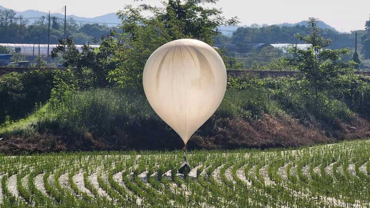 south-korea-vows-retaliation-after-north-korea-drops-balloons-carrying-poop-in-its-territory